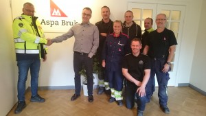 Jonas Pettersson-Hagel, Ahlstrom-Munksjö Aspa Bruk, and Öjvind Sundvall, PulpEye, confirm the purchase of PulpEye No.50 together with colleagues from Ahlstrom-Munksjö Aspa Bruk and PulpEye.