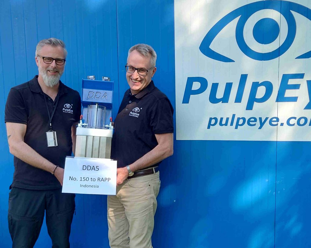 Peter Kristmansson, Production Manager, and Öjvind Sundvall, MD PulpEye, are very pleased to deliver the 150th Dynamic Drainage Analyzer.